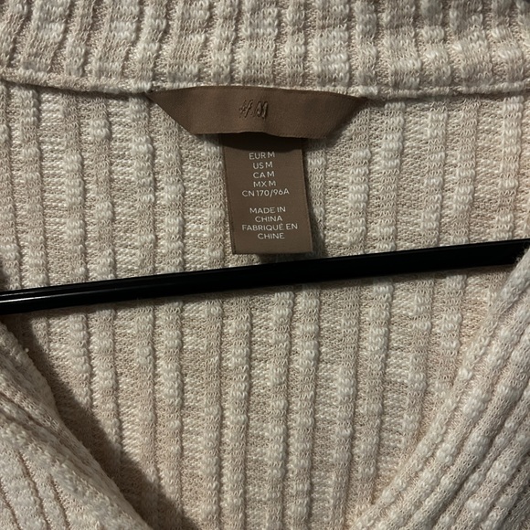 H&M Sweater Collared T Shirt - Picture 3 of 3